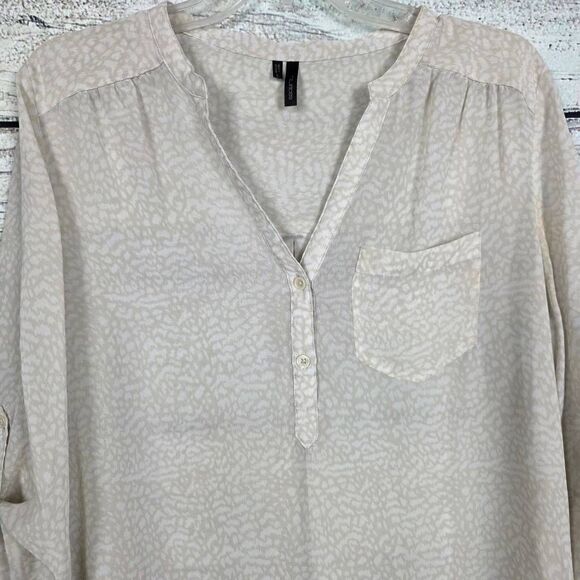 Maurices Cream Textured Roll Tab Sleeve Top L - Picture 2 of 8